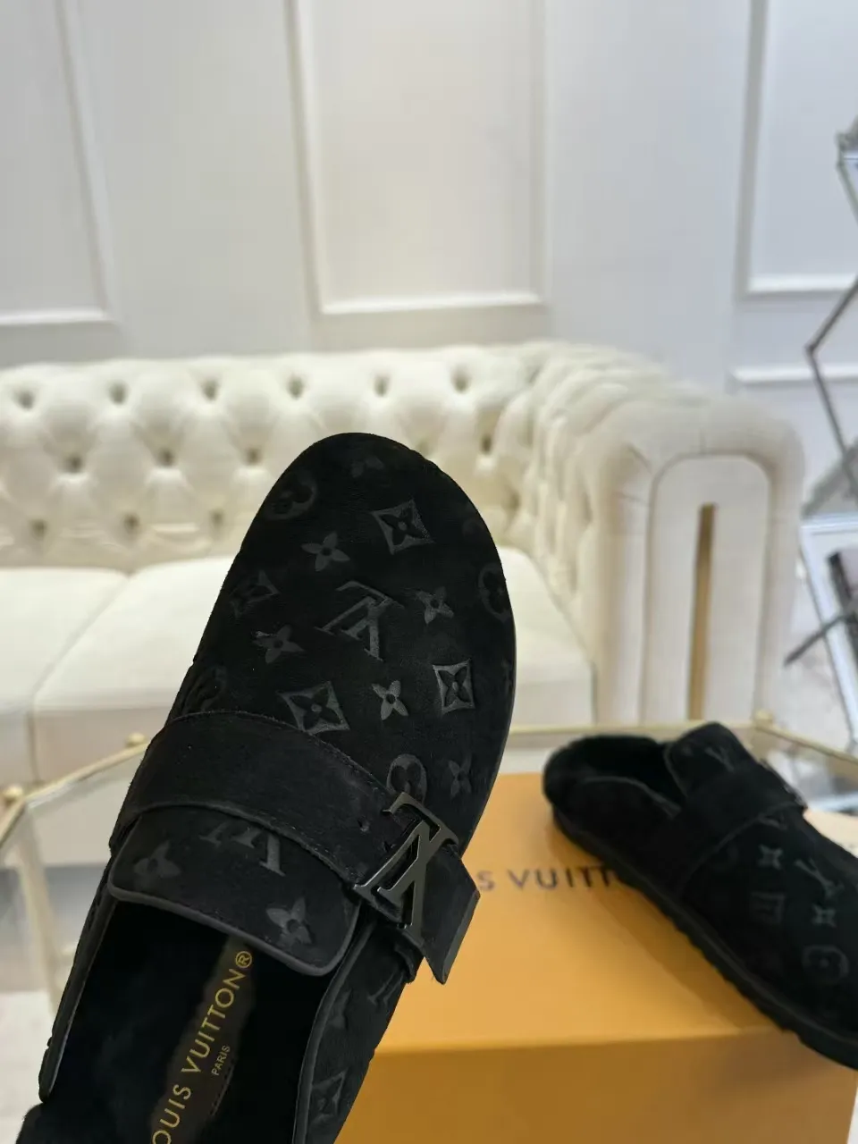 p600✨ LV Couple’s Wool Slippers｜Full of high-end feel, the soles of your feet are luxurious✨ We have achieved the ultimate restoration of the "higher version" of this pair of LV classic toe-toe slippers! 👫💫 🌟 The core advantages are clear at a glance: ✔️ Original jacquard + cowhide fabric, delicate texture, high-end at first glance; ✔️ 280% pure wool lining, wearing barefoot is like stepping on clouds ☁️, soft and skin-friendly and not sweaty; ✔️ Non-slip rubber bottom + three-dimensional toe design, super stable for walking, fashionable and practical!  👀 Must-have attention to detail: Belt buckle + classic LV presbyopic elements, revealing the aura of a big-name brand in a low-key manner ~ Whether it is a couple dating or a trip with besties, both of them are the focus when they go out👟💖 ✨ Easily match the wardrobe: jeans + sweaters, lazy and casual style ✔️ Coat + skirt, refined and elegant ✔️ One pair of shoes can handle a variety of styles, and the sense of luxury is never artificial ~ #LV slippers #couple outfit #High-End Customization #Quality Shoes Recommendation Fabric: Yangjing/classic jacquard fabric Lining: Imported wool lining Sole: Original rubber sole Size: Female 35-41 Male 38-46